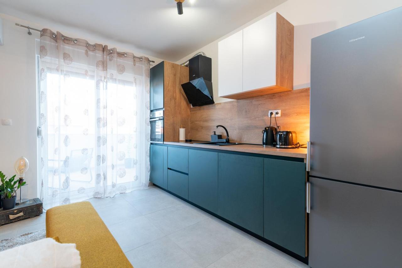 Kamarin Apartment โตรกีร์ ภายนอก รูปภาพ